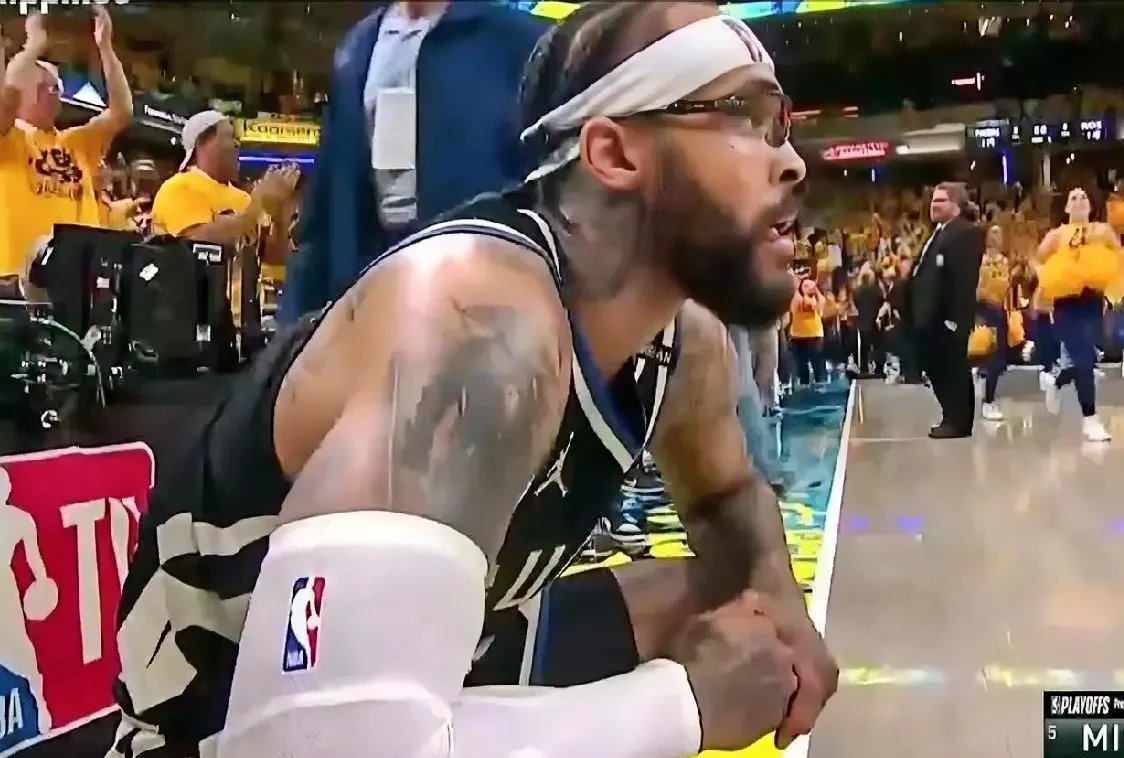 爱游戏体育官方网站关于雄鹿球星三分绝杀，全场观众热烈欢呼，当前登录.的信息